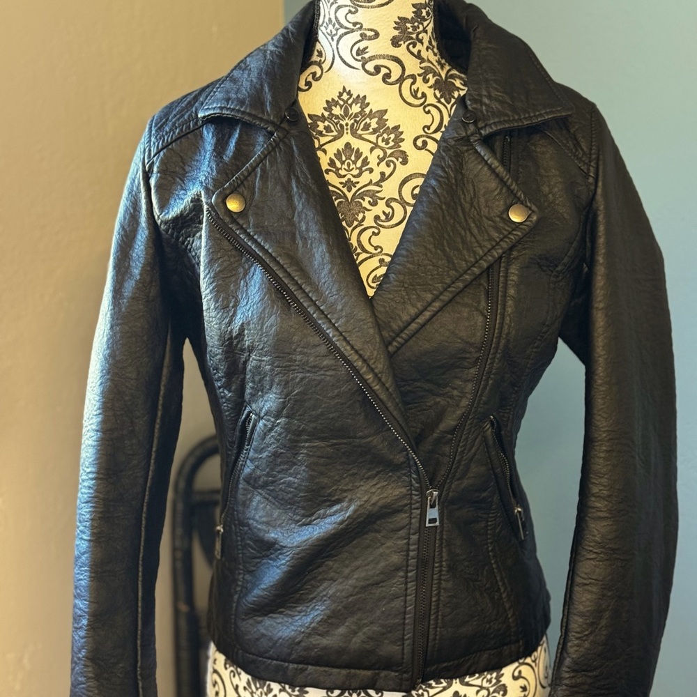 Sexy leather moto jacket with zippers.🖤